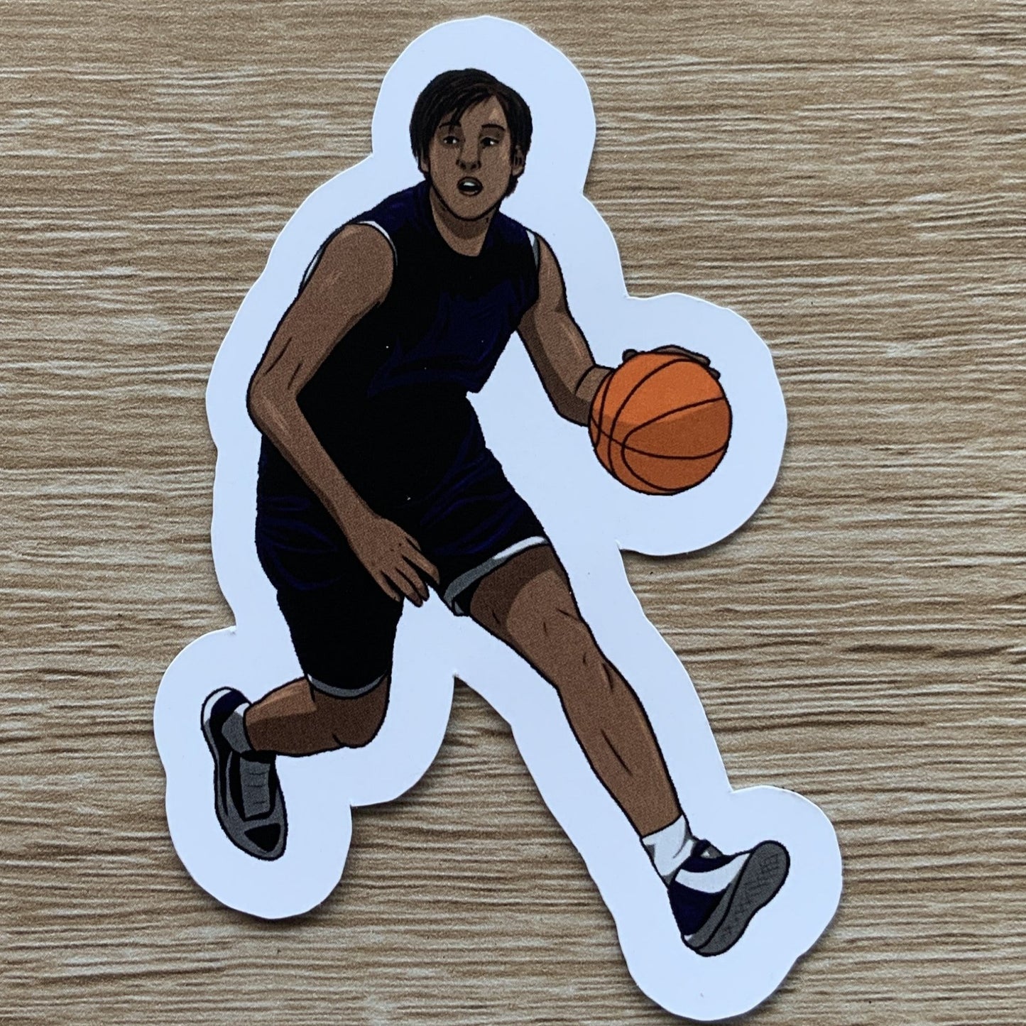 Magnet, aimant de réfrigérateur représentant un sport, elsa abadie penars, basketball féminin, femme, trans, maillot tenue bleu ballon en main drible
