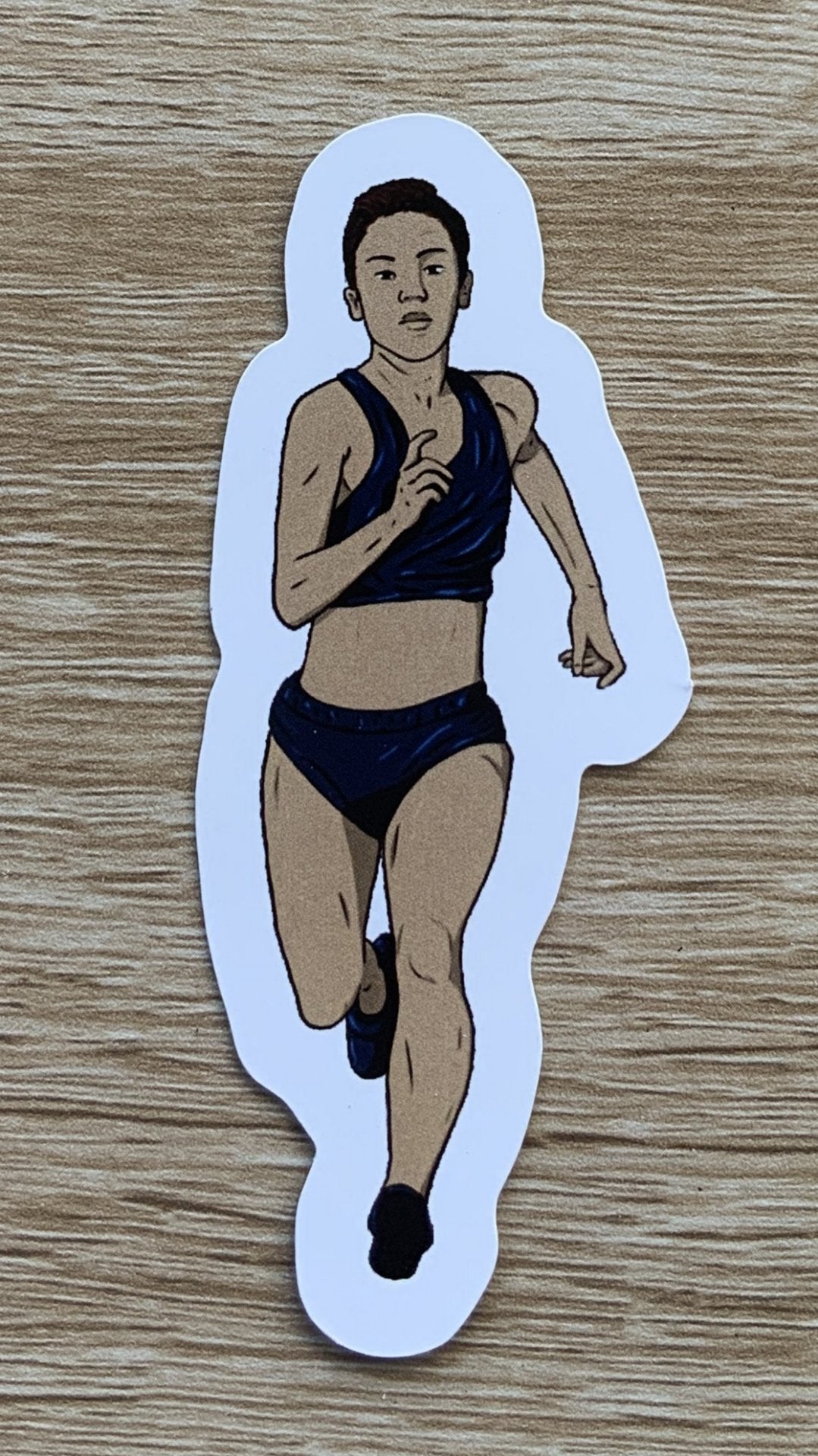 Magnet, aimant de réfrigérateur représentant un sport, elsa abadie penars, course athlétisme féminin femme en tenue bleue qui court