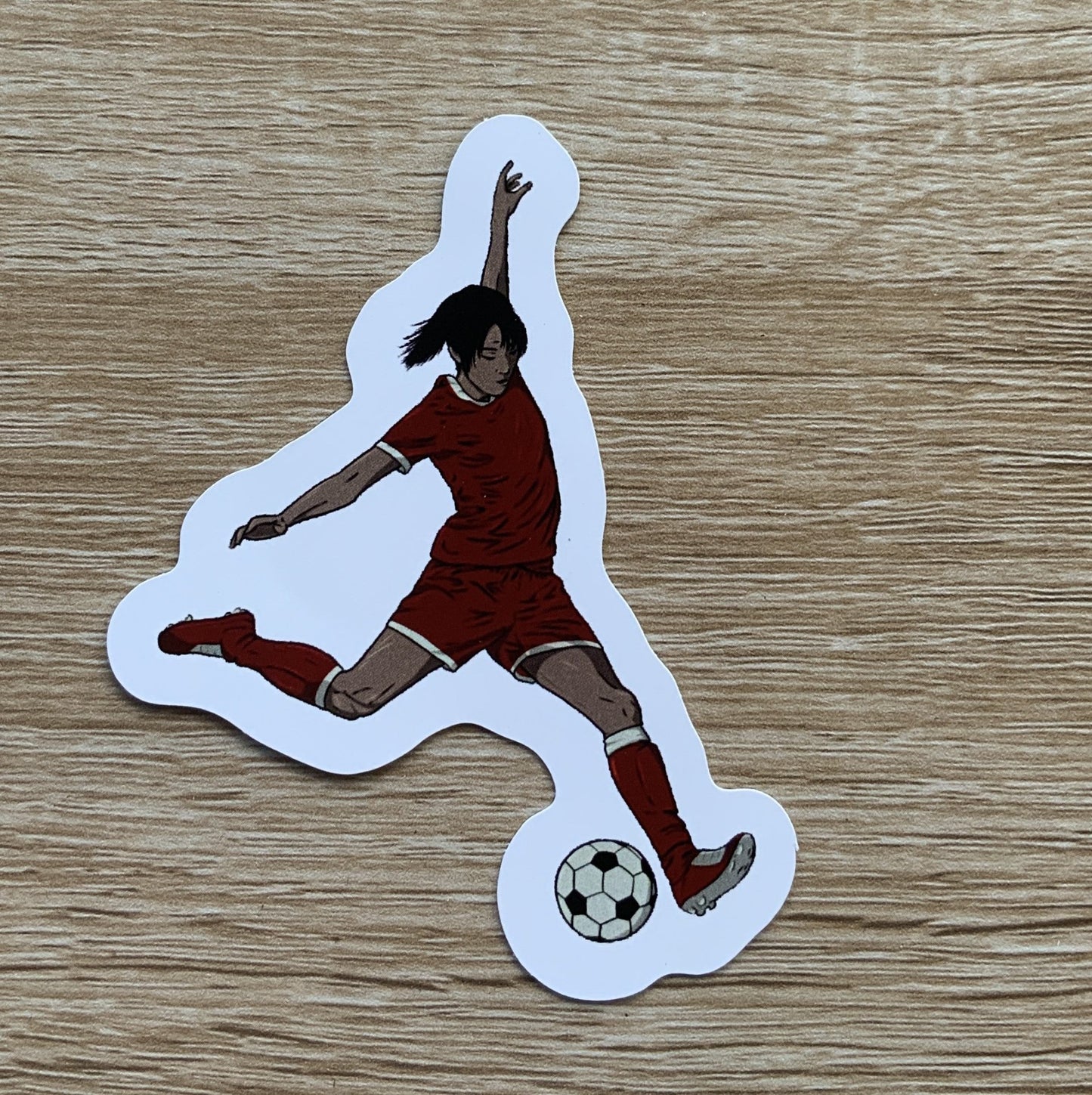 Magnet, aimant de réfrigérateur représentant un sport, elsa abadie penars, football soccer féminin femme tenue équipement rouge en train de tirer dans le ballon