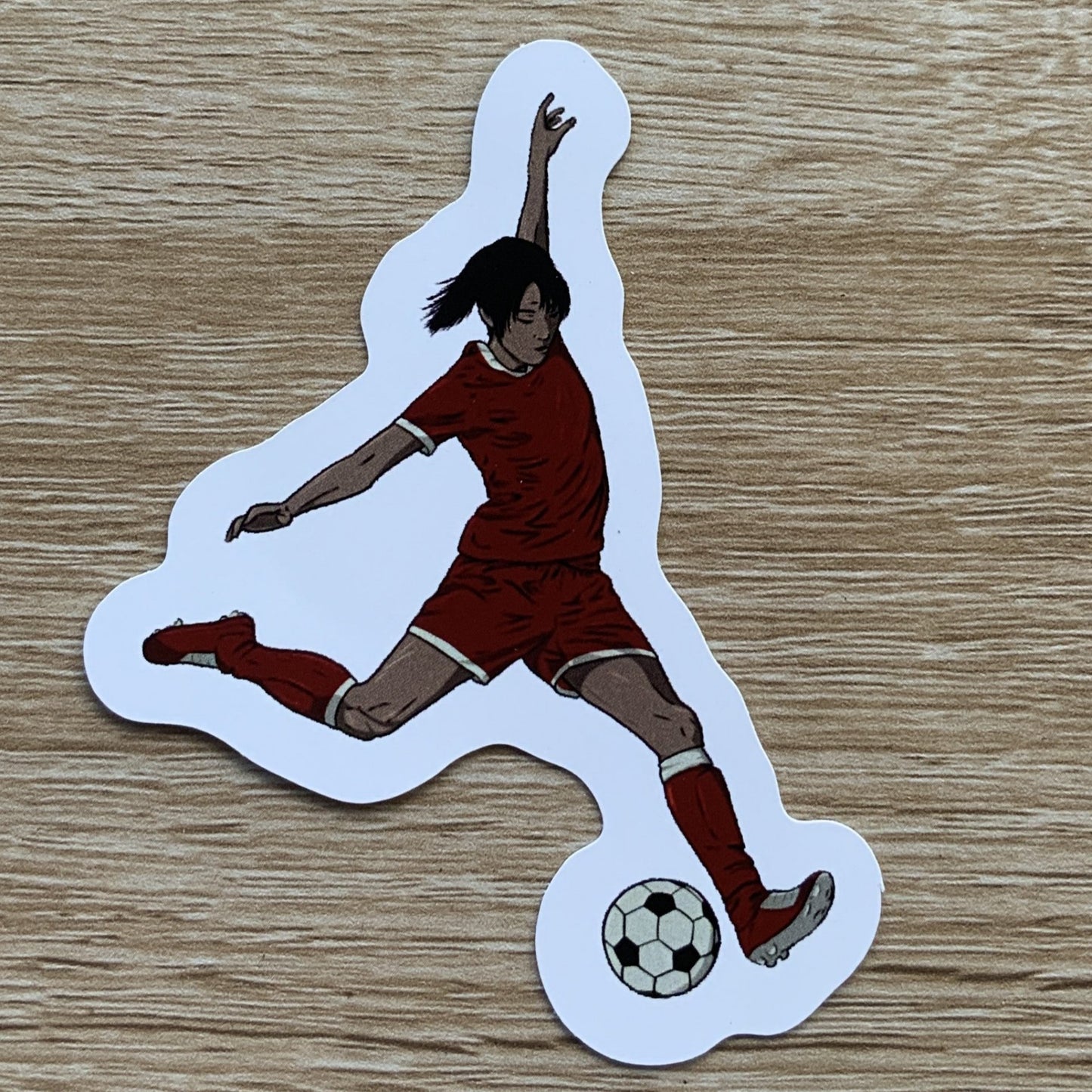 Magnet, aimant de réfrigérateur représentant un sport, elsa abadie penars, football soccer féminin femme tenue équipement rouge en train de tirer dans le ballon