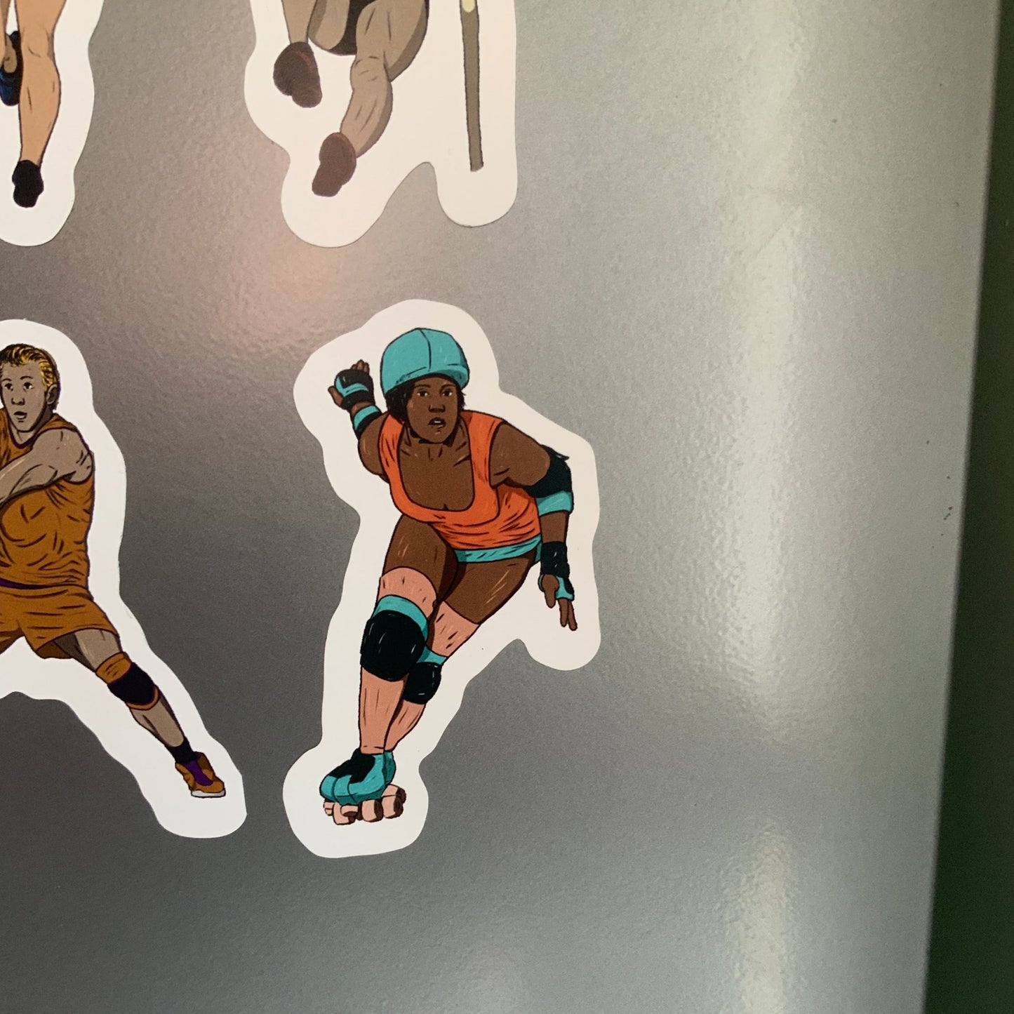 Magnet, aimant de réfrigérateur représentant un sport, elsa abadie penars, femme en patin rollers chaussette montante beige orangée, débardeur orange short et équipement bleu