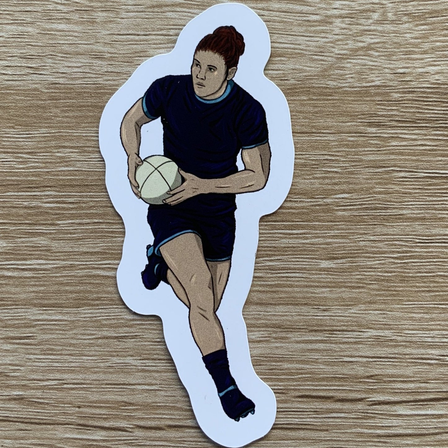 Magnet, aimant de réfrigérateur représentant un sport, elsa abadie penars, rugby féminin femme à reçu la passe tenue bleue